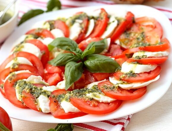 Το Caprese είναι ένα εξαιρετικό ορεκτικό για όποιον ακολουθεί μεσογειακή διατροφή.