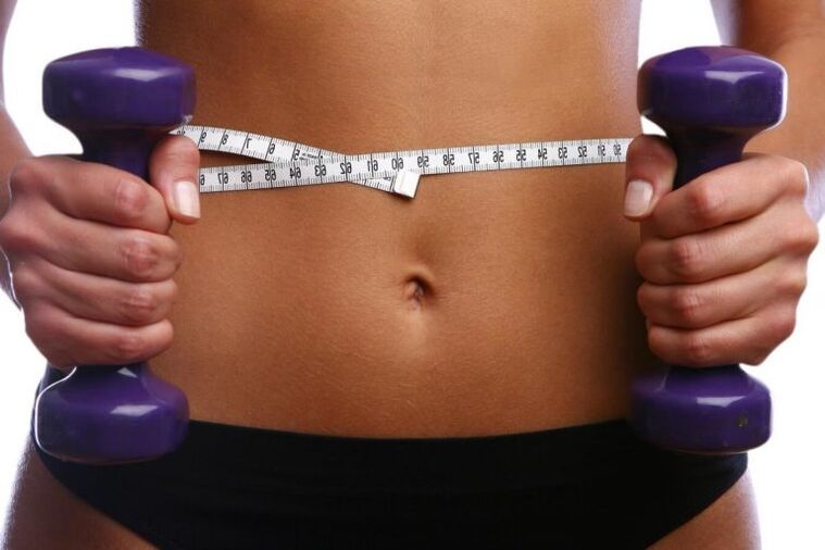 Fitness Dumbbells στα χέρια ενός κοριτσιού Fitige